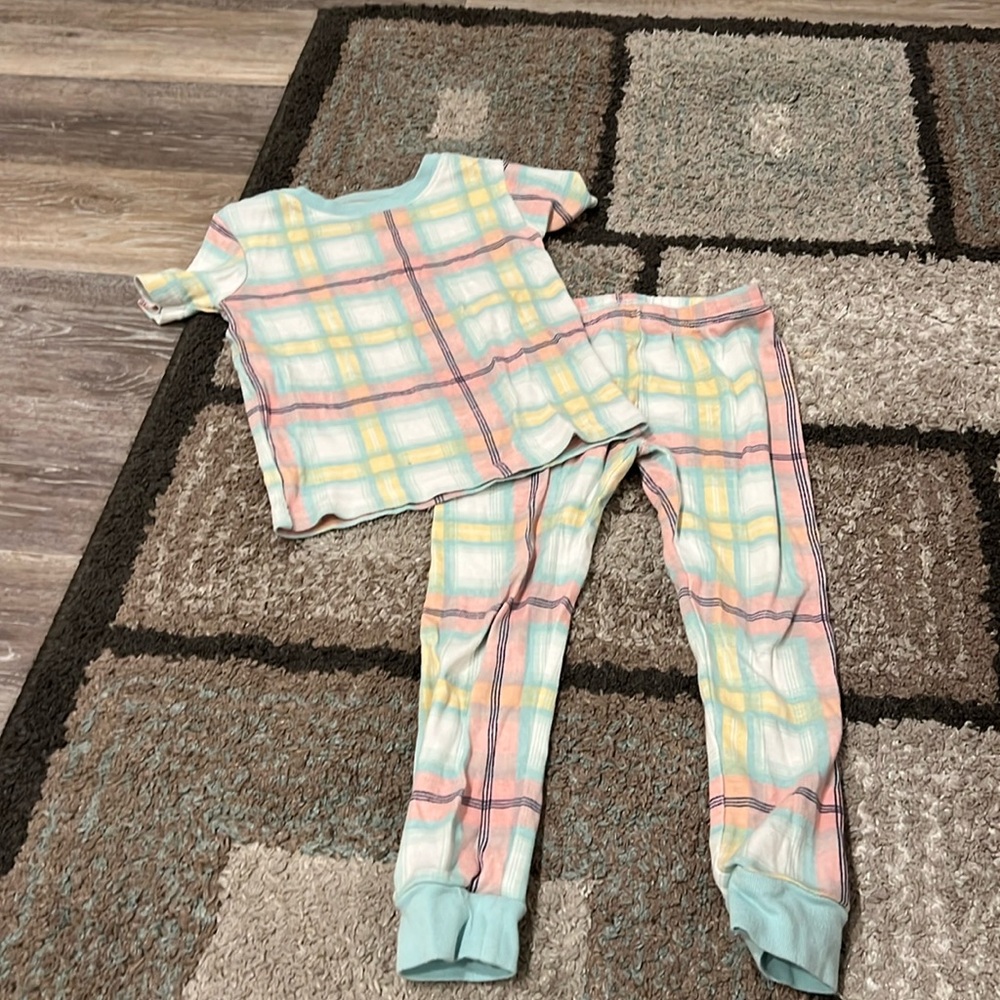 Carter’s pajamas toddler size 4t in good shape!